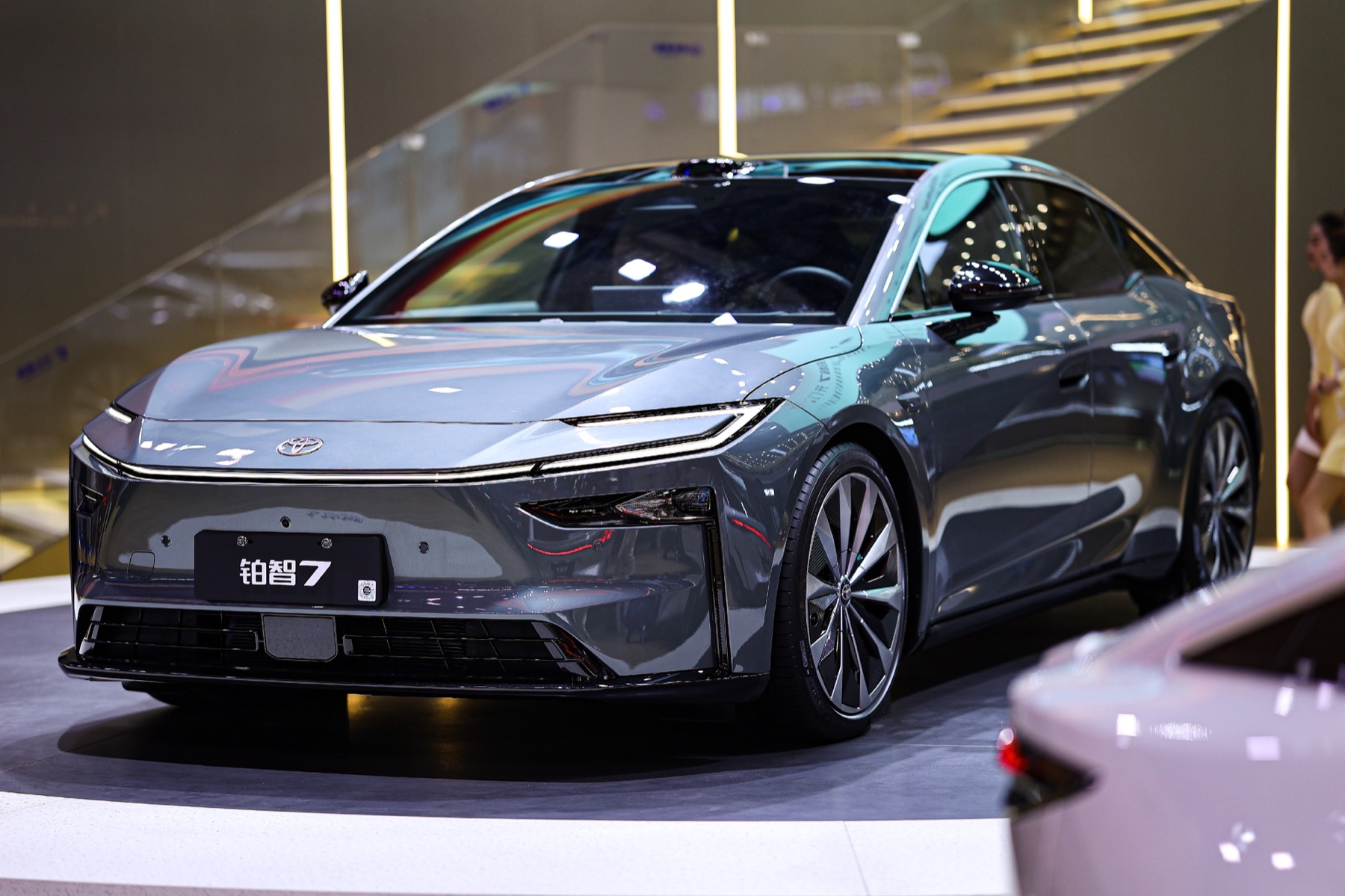广汽丰田首款纯电旗舰亮相，铂智7闯入20万元级纯电轿车市场