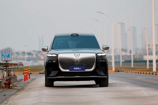 岚图泰山首批车主探秘云峰工厂，见证华系新旗舰的品质底气