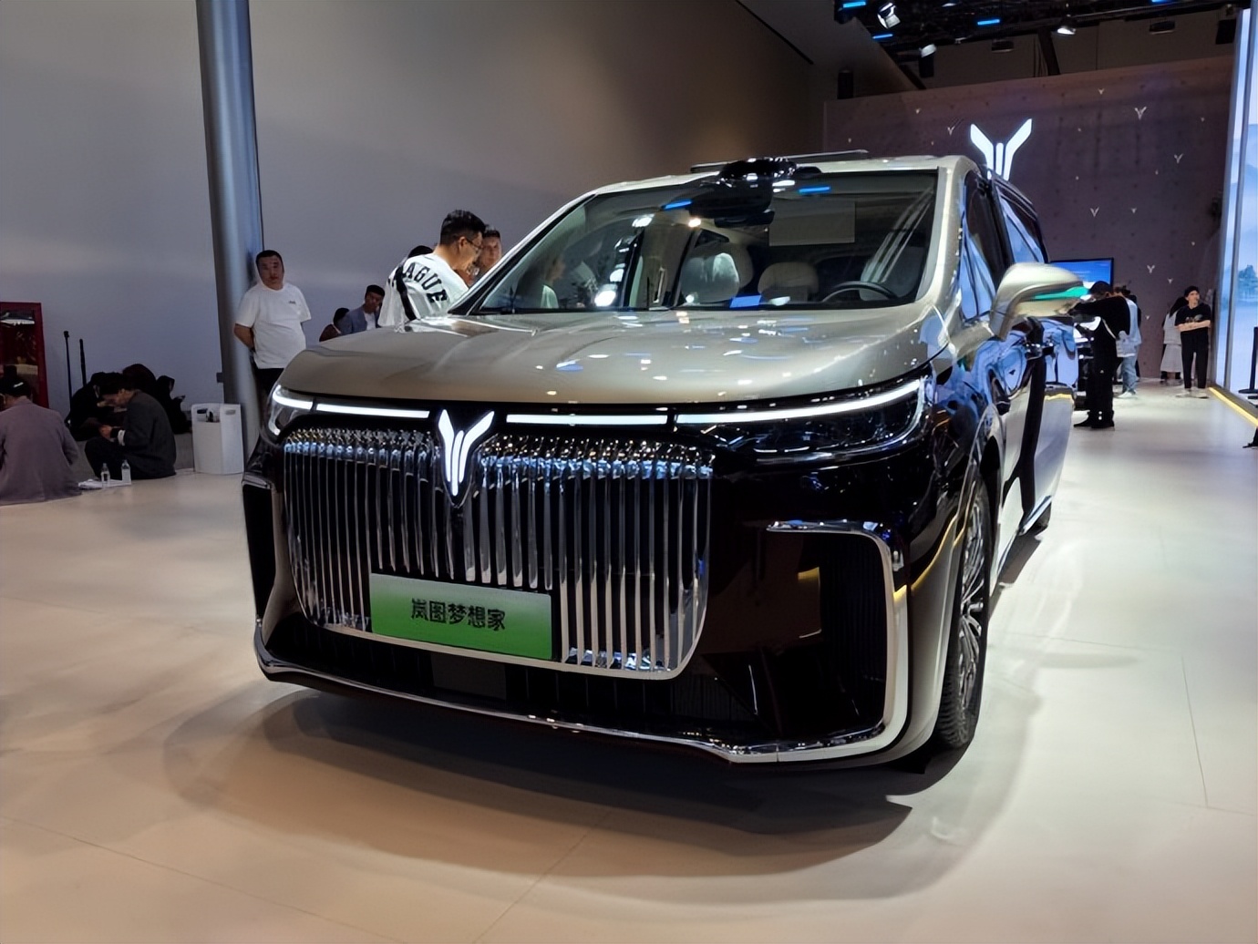 岚图×华为乾崑亮相北京车展，高端MPV进入智能化新阶段